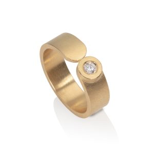 Curved D.O.T ring with brilliant diamond