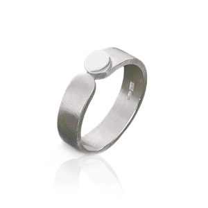 Curved DOT ring in silver