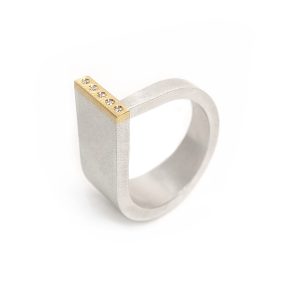 T ring with 18ct gold and diamonds