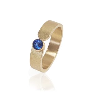 Curved D.O.T ring with royal blue sapphire